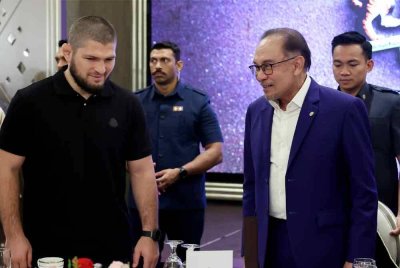 Anwar mengadakan pertemuan dengan bekas Juara Dunia Kategori 'Lightweight' Ultimate Fighting Championship (UFC) Khabib Nurmagomedov di Kompleks Seri Perdana hari ini. Foto Bernama
