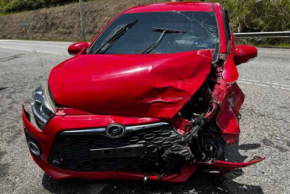 Perodua Axia yang terbabit dalam kemalangan di Gua Musang. Foto Ihsan PDRM.