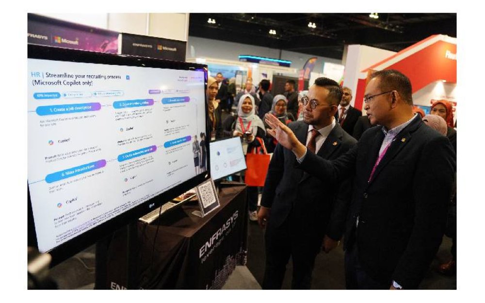 Steven Sim melawat reruai pameran pada NHCCE 2024 yang diadakan di MITEC pada Isnin.