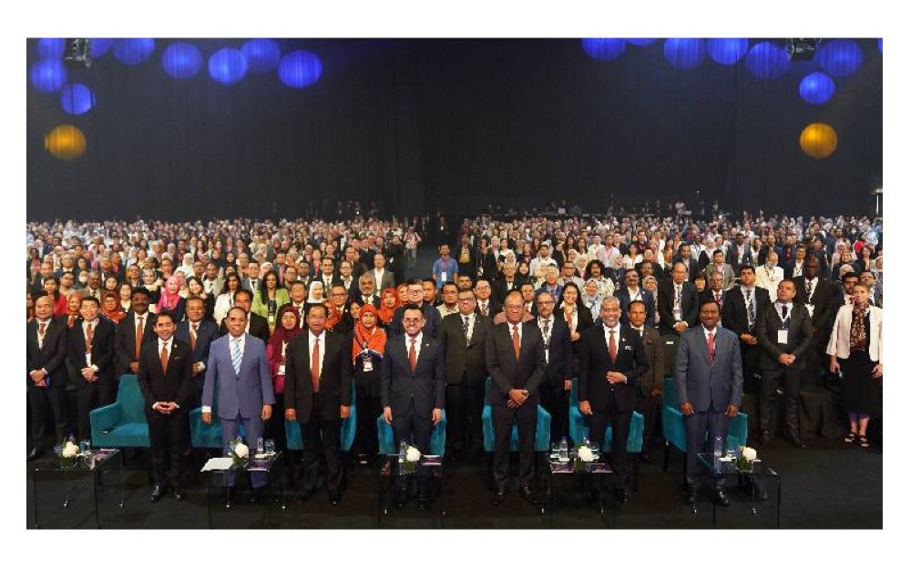 Steven Sim (depan, tengah) bersama tetamu dan peserta yang hadir pada NHCCE 2024. 