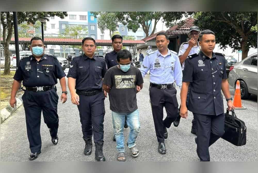 Jimhar (tengah) diiring polis ketika hadir ke mahkamah, pada Selasa.