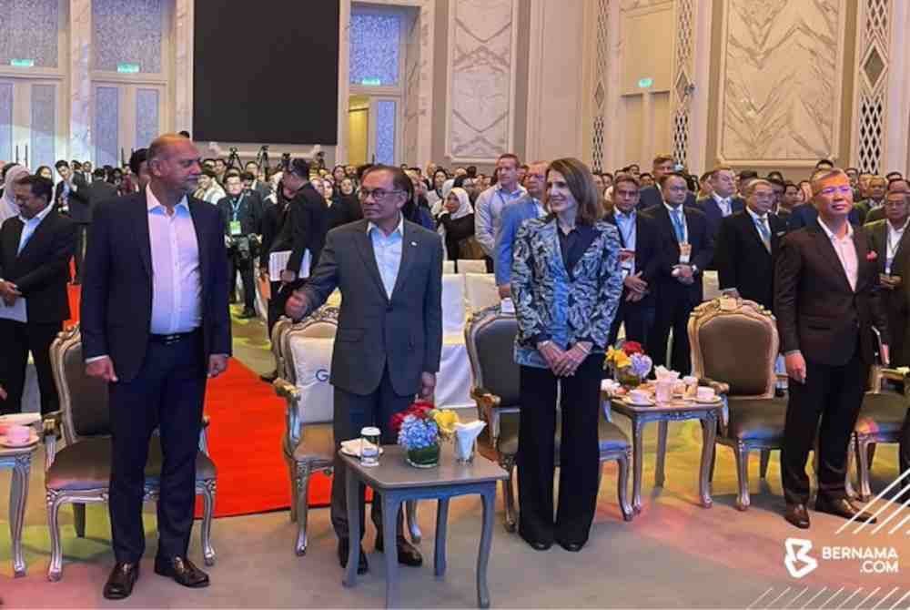 Anwar (dua dari kiri) pada Selasa menghadiri majlis pecah tanah pusat data dan rantau awan Google. Foto Bernama