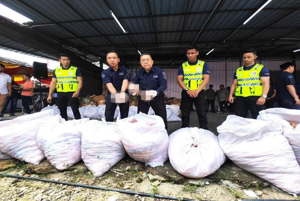 Nik Yusaimi (tiga dari kiri) menunjukkan alat permainan seks yang akan dilupuskan.