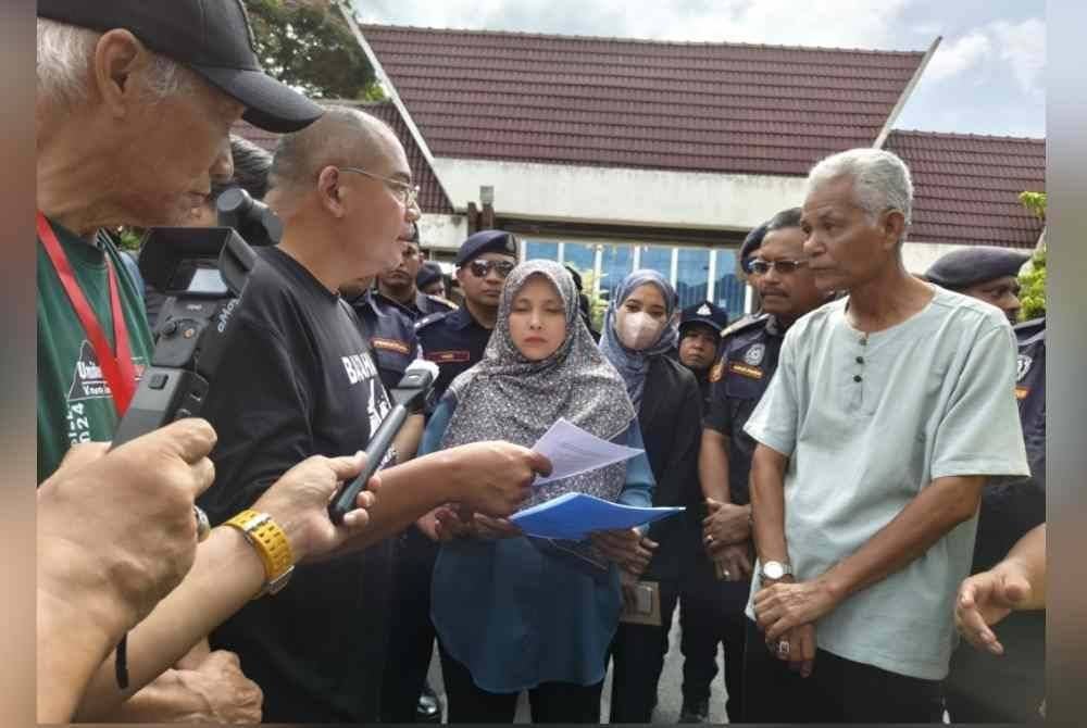 Abdul Hanan (dua dari kiri) menyerahkan memorandum bantahan pembangunan insinerator di Batu Arang.