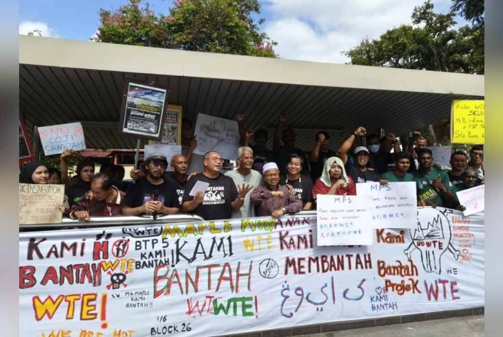 Abdul Hanan bersama hampir 200 penduduk pada Himpunan Tolak Insinerator di hadapan MPS pada Selasa.