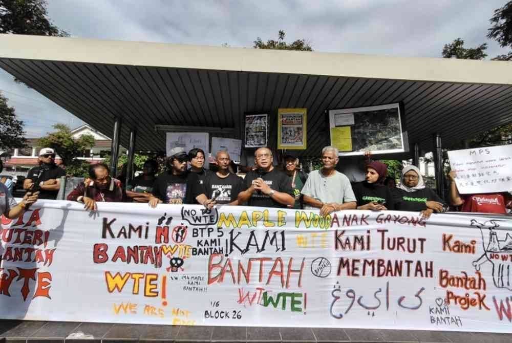 Abdul Hanan bersama hampir 200 penduduk pada Himpunan Tolak Insinerator di hadapan MPS, pada Selasa.