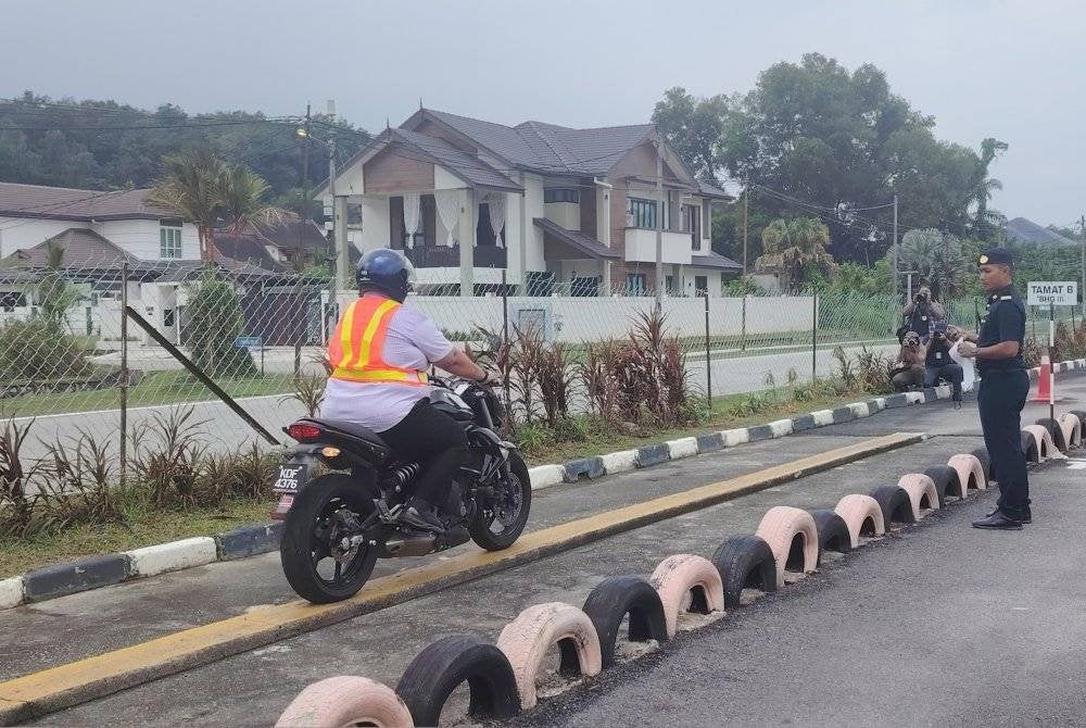 Afifi perlu melalui ujian titi bagi melengkapkan Program Khas Peralihan Lesen Memandu Malaysia (LMM) Kelas B2/B1 kepada LMM Kelas B.