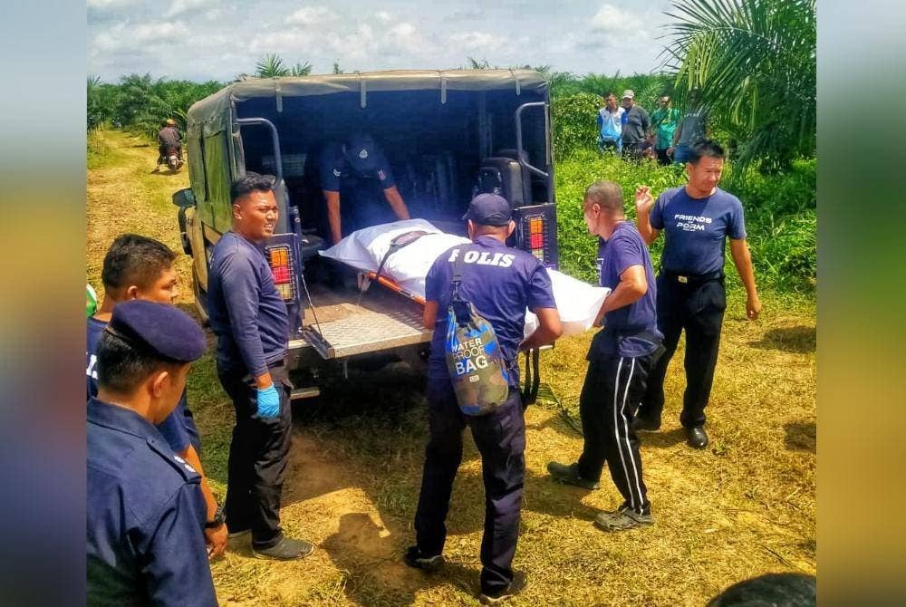 Mayat mangsa diserahkan kepada pihak polis untuk tindakan selanjutnya. - Foto: JBPM