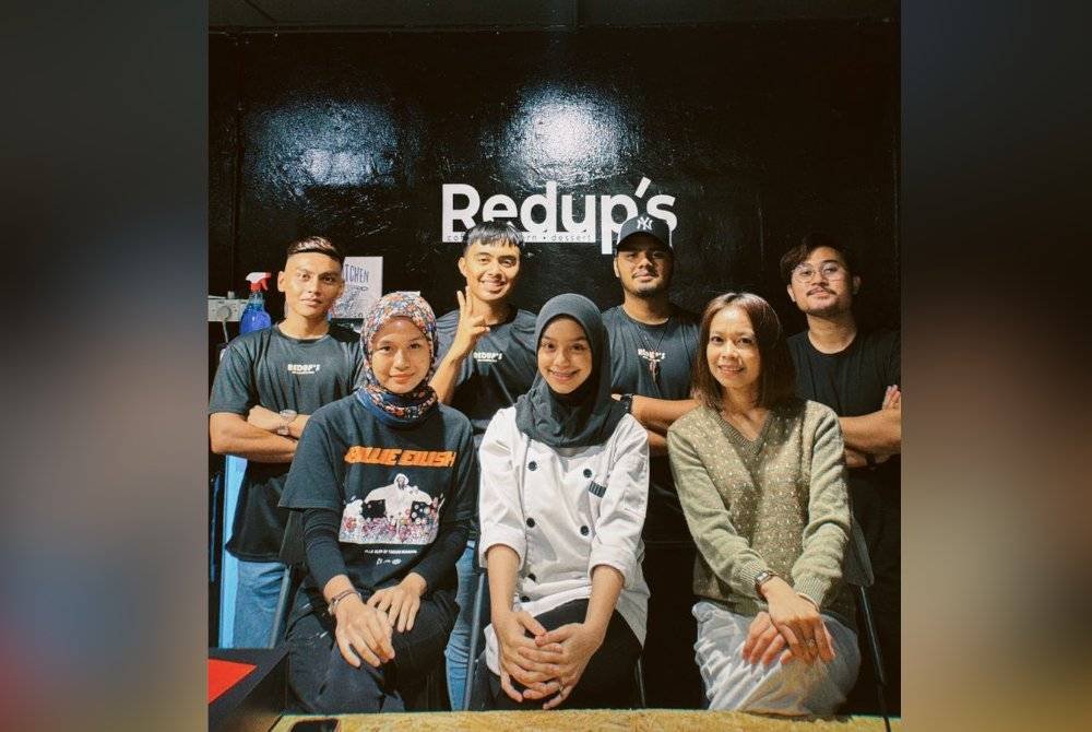 Muhamad Syaamil Adliey (dua dari kanan) dan Muhammad Shahmie Faiz (kiri) bersama rakan dan pekerja mereka di Redup cafe sebelum kebakaran.