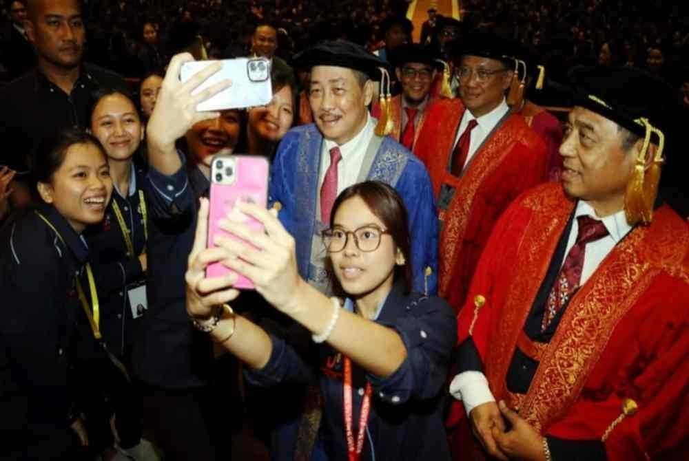 Hajiji beramah mesra dengan pelajar UMS ketika menghadiri Majlis Ikrar dan Aku Janji sempena minggu suai mesra sesi 2024/2025 kali ke-30 Universiti Malaysia Sabah (UMS) di Dewan Canselor UMS, Kota Kinabalu.