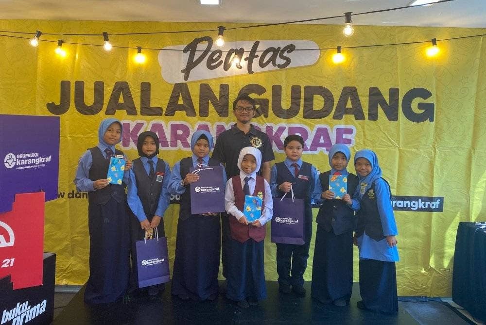 Peserta tahap 1 yang menyertai pertandingan menulis jawi sempena Jualan Gudang Karangkraf 2024 pada Selasa.