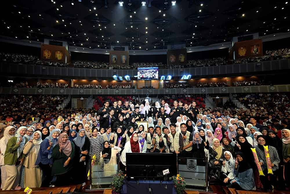 Zambry (tengah) bergambar bersama mahasiswa yang hadir ketika Program Khas: In Person With Doc Zam sempena Minggu Destinasi Siswa di Dewan Agung Tuanku Canselor UiTM pada Selasa. Foto Bernama