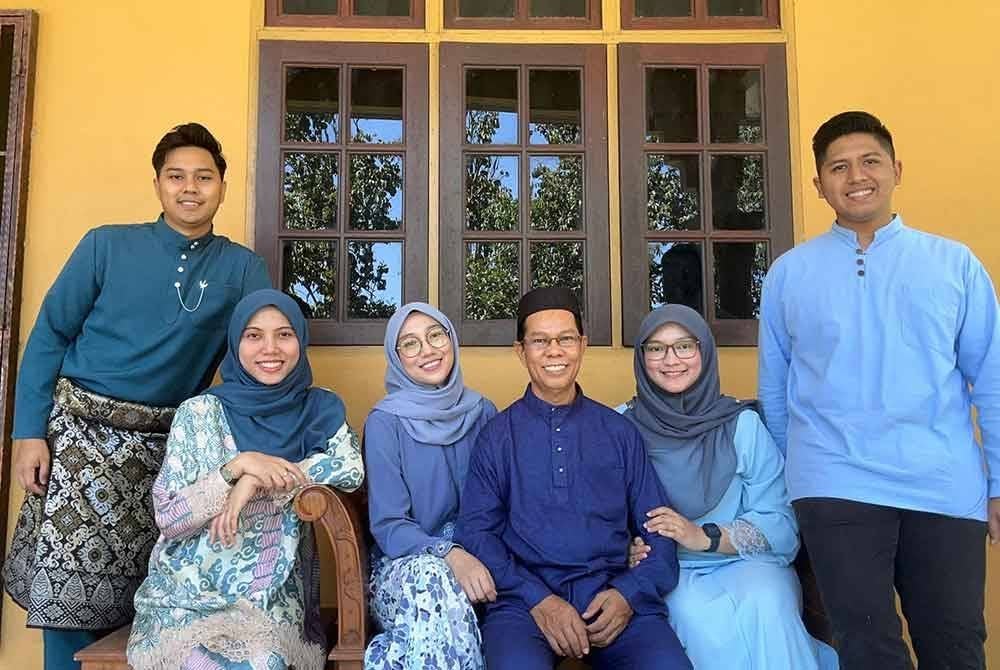 Gambar kenangan Sabari (tengah) bersama anak dan menantu.