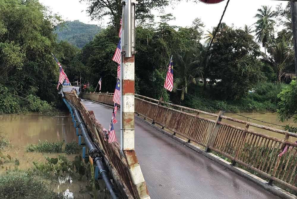 Operasi pencarian jasad mangsa diteruskan pada hari kedua dengan radius diperluaskan kepada 12.8 kilometer dari Jambatan Kampung Empa yang dipercayai lokasi mangsa dibuang.
