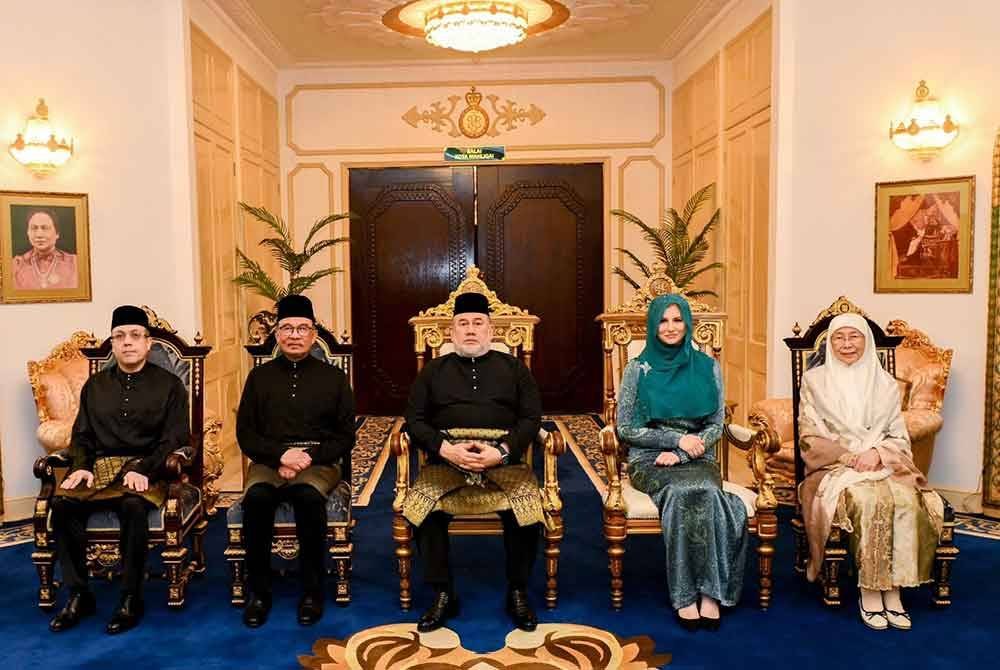 Anwar (dua, kiri) bersama Sultan Muhammad V (tengah) di Istana Negeri di Kubang Kerian, Kota Bharu pada Selasa.