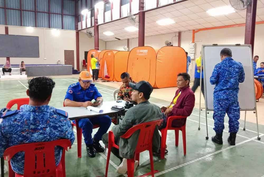 Semua 16 mangsa banjir ditempatkan di PPS Dewan Serbaguna Dato Azman Mahalan yang dibuka pada jam 11 malam pada Isnin. Foto APM Perak