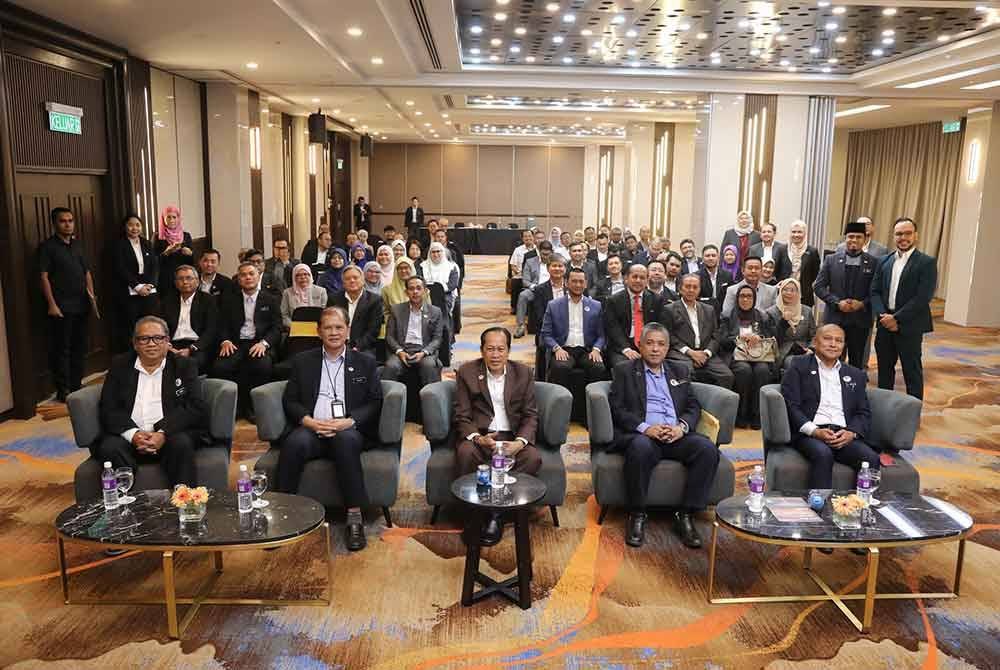 Ahmad Maslan (tengah) bergambar selepas majlis Pra-Pelancaran Persidangan Jalan Se-Malaysia ke-12 dan Kongres Jalan Asia Pasifik, Persekutuan Jalan Sedunia ke-5 pada Selasa.