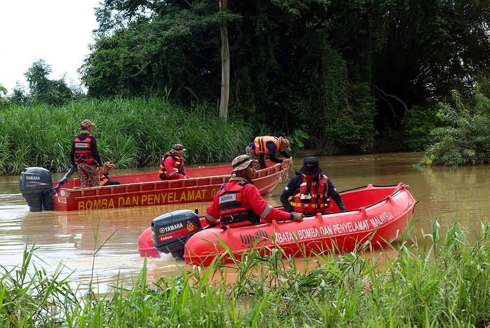 Pencarian Sabari yang dicampak ke dalam Sungai Padang Terap diteruskan pada Selasa. Foto Bernama