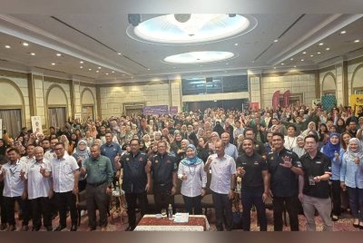 Afandi (enam dari kanan) bersama usahawan Zon Timur pada program Pendigitalan Usahawan Desa (PPU) siri 5 Zon Timur tahun 2024 yang berlangsung di Hotel Grand Darul Makmur, di sini pada Selasa.