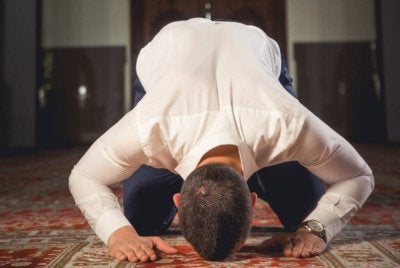 SUNAT untuk mengangkat takbir selepas bangun dari tahiyat awal dan tidak disunatkan untuk melakukannya selepas bangun dari sujud rakaat pertama dan ketiga. Foto CANVA