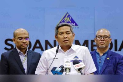 Abu Tariq (tengah) berkata, LHDN memperuntukkan dana yang besar dalam membangunkan sistem e-Invois. Foto Bernama