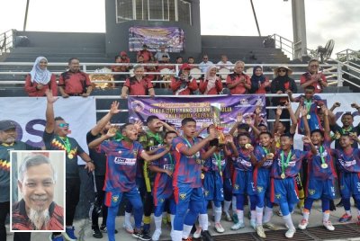 Pasukan Seksyen 20 menjulang Piala Sumbangsih selepas menang bergaya 6-1 di Stadium Mini KPM SMK USJ 23, Subang Jaya pada Selasa. (Gambar kecil: Emran)