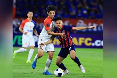 Pemain JDT, Arif Aiman diasak pertahanan Shanghai Shenhua FC. Foto FB Johor Southern Tigers