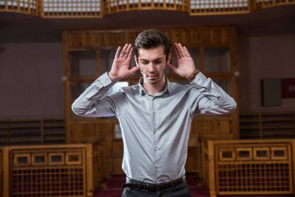 SEGELINTIR umat Islam ada yang terkeliru dan mengangkat takbir selepas bangun dari sujud kedua rakaat pertama dan rakaat ketiga. Foto CANVA