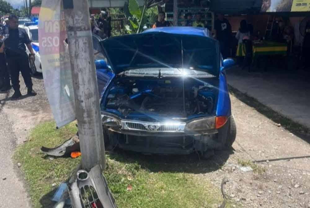 Kereta dipandu suspek terbabas lalu melanggar tiang elektrik. Foto PDRM