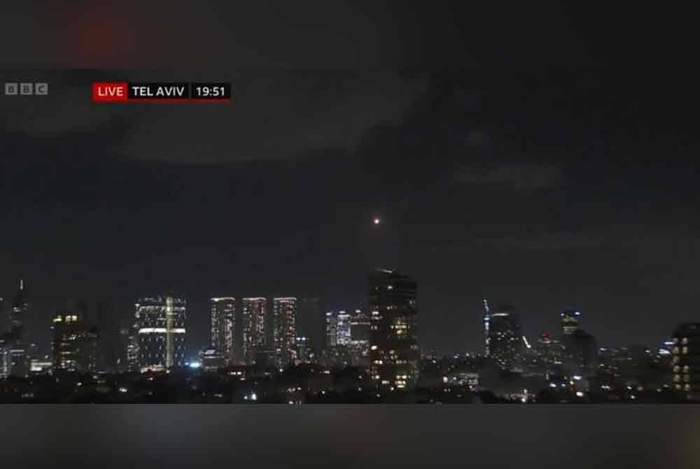 Tangkap layar siaran langsung Iran lancar serangan terhadap Israel.