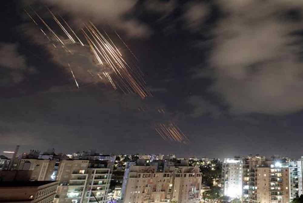 Duta Israel ke Pertubuhan Bangsa-Bangsa Bersatu (PBB) menggesa Majlis Keselamatan badan dunia itu mengadakan sesi tergempar susulan pelancaran hampir 200 peluru berpandu balistik oleh Iran. Foto Reuters