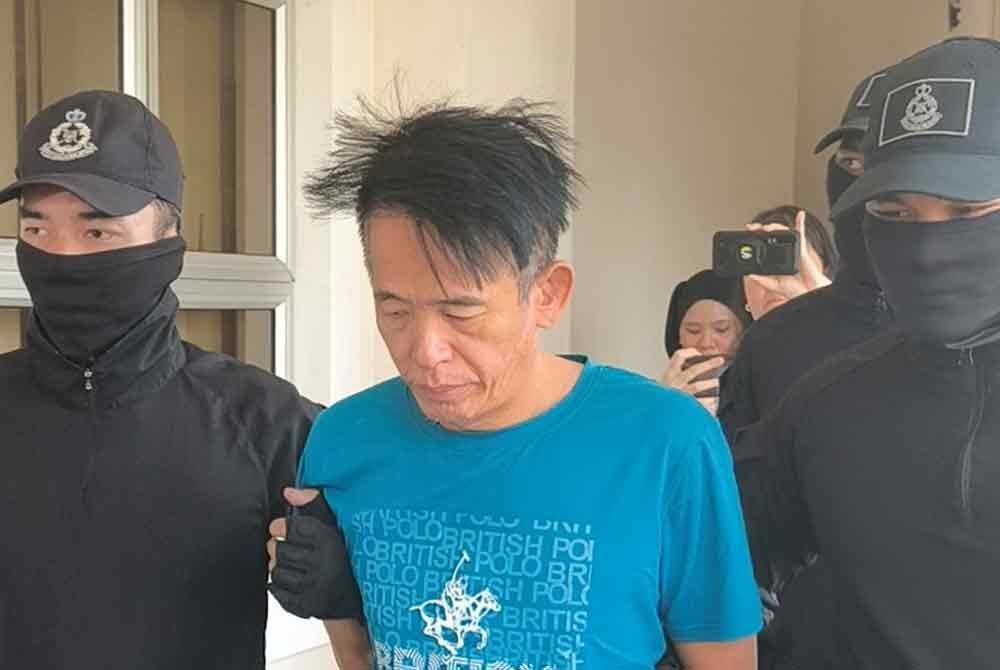 Wah Siong (tengah) dibawa ke Mahkamah Majistret Petaling Jaya pada Rabu, bagi menghadapi satu pertuduhan membunuh seorang pereka dalaman, hampir tiga minggu lalu.