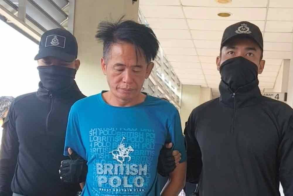 Wah Siong (tengah) dibawa ke Mahkamah Majistret Petaling Jaya pada Rabu, bagi menghadapi satu pertuduhan membunuh seorang pereka dalaman, hampir tiga minggu lalu.