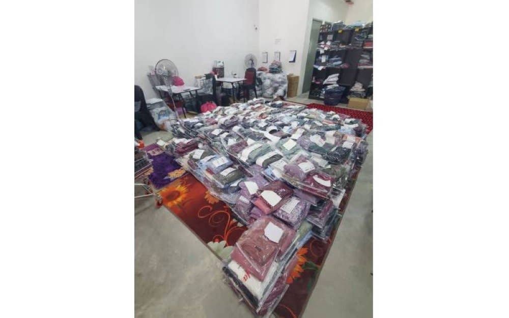 Susunan produk ByReefa yang siap dibungkus dan sedia untuk dihantar kepada para pelanggan mereka.