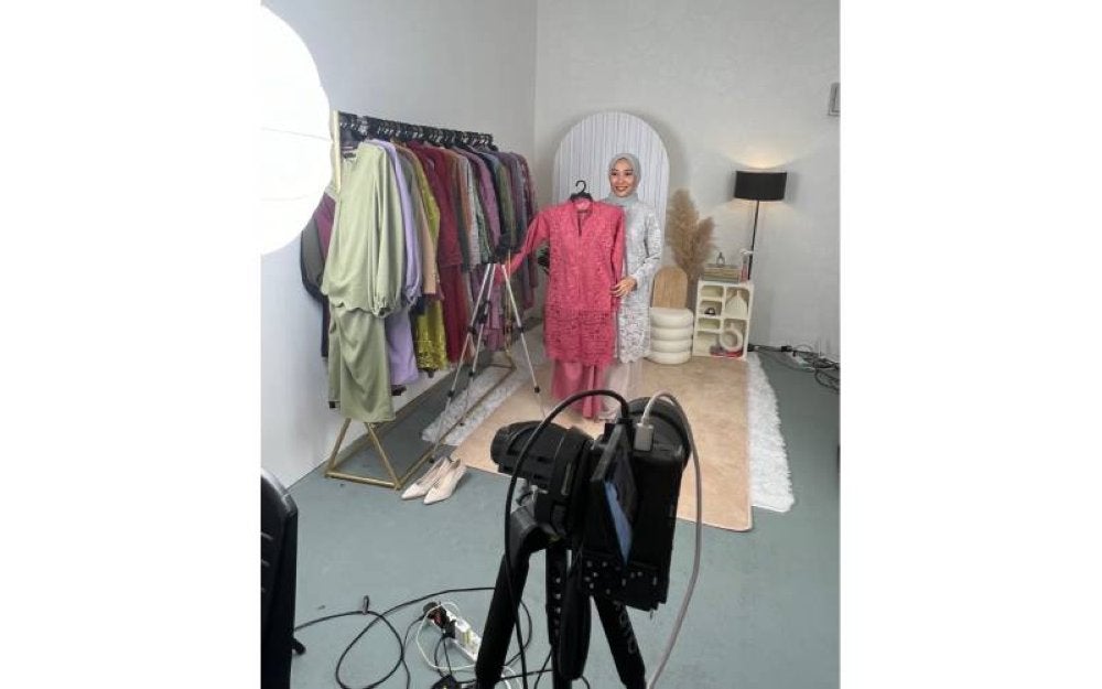 Seorang hos memperkenalkan kebaya ByReefa yang cukup menawan ketika sesi Shopee Live bagi menarik pembelian para pelanggan.