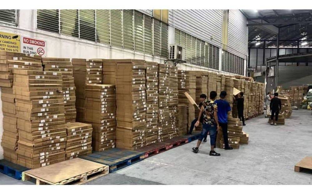 Para pekerja Magic Pocket bertungkus lumus membungkus pesanan untuk dihantar kepada pelanggan mereka.