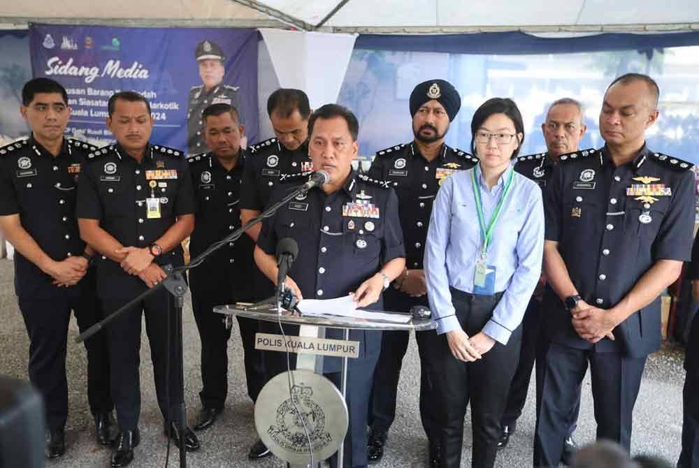 Rusdi (depan, kiri) semasa sidang akhbar di Ibu Pejabat Polis Kontinjen Kuala Lumpur pada Rabu.