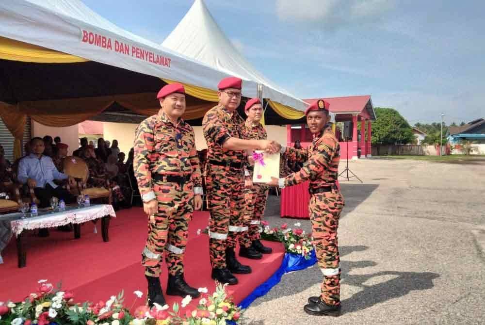 Zainal menyampaikan (dua dari kiri) menyampaikan sijil kepada pegawai bomba sempena Majlis Tamat Pentauliahan Pegawai Bomba Bantuan (PBB) Siri 3/2024 pada Rabu.
