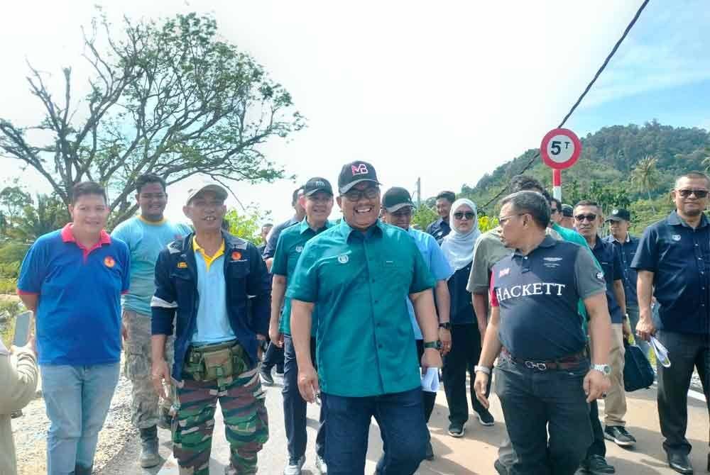 Muhammad Sanusi turut meninjau Jambatan Bailey di Iboi Baling.