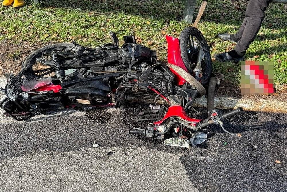 Remuk motosikal Yamaha Y110 yang ditunggang mangsa.