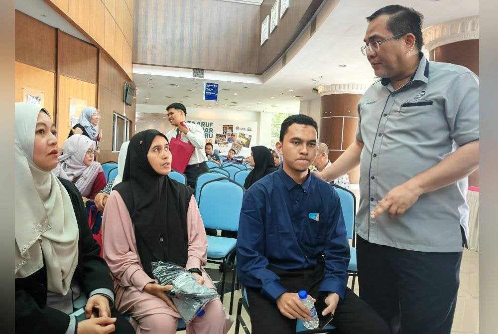 Sharifudin (kanan) bertanya keadaan Hasnizaa dan Hariz.