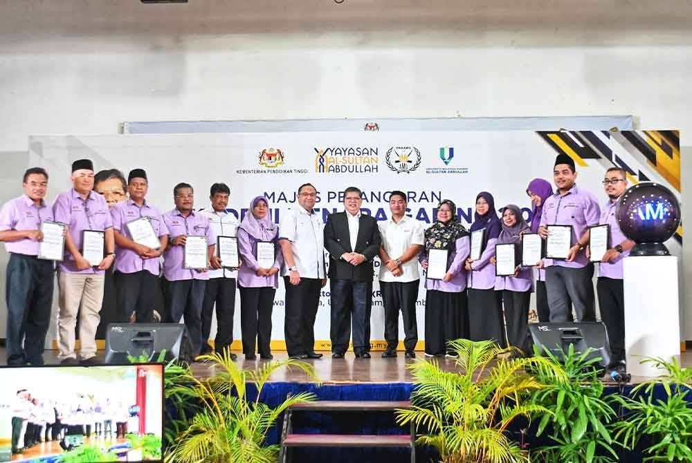 Johari (tengah) bersama wakil sekolah yang terlibat sempena Majlis Pelancaran Akademi Menara Gading 2.0 YASA-Next Generation Accelerator Programme (AMG Next-Gen) di Dewan Astaka UMPSA, Gambang di Kuantan pada Rabu.