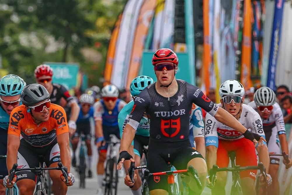 Pelumba Tudor Pro Cycling, Arvid De Kleijn memenangi perlumbaan Le Tour de Langkawi 2024 peringkat ketiga (Kuala Kubu Bharu-Bentong) sejauh 131.2 kilometer hari ini. Foto Bernama