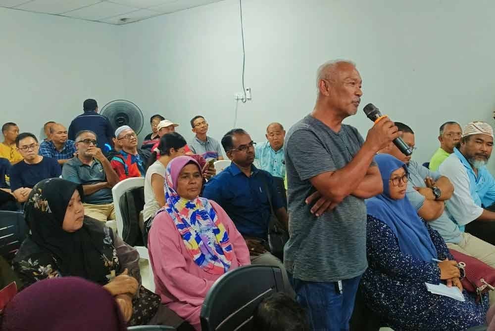 Sebahagian peniaga yang hadir dalam sesi dialog berhubung sistem penyuaraian baharu aliran trafik satu hala di bandar Tapah anjuran Persatuan Penjaja dan Peniaga Kecil Melayu Daerah Batang Padang pada Rabu.