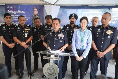 Rusdi (depan, kiri) semasa sidang akhbar di Ibu Pejabat Polis Kontinjen Kuala Lumpur pada Rabu.