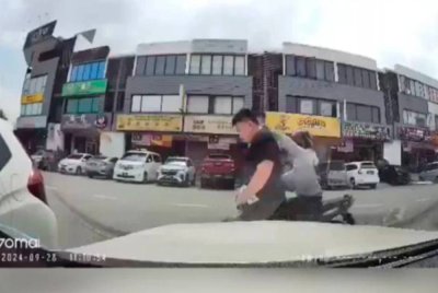 Polis menjalankan semakan kamera rakaman litar tertutup (CCTV) lokasi kejadian samun rantai emas melibatkan seorang lelaki di Setia Alam.