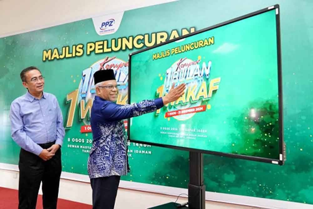 Ketua Pegawai Eksekutif PPZ-MAIWP, Datuk Abdul Hakim Amir Osman (kanan) melancarkan kempen dikenali sebagai 1 Bulan 1 Wakaf pada September lalu bagi menampung kos enam projek terpilih yang memerlukan keseluruhan kutipan sebanyak RM21.9 juta.