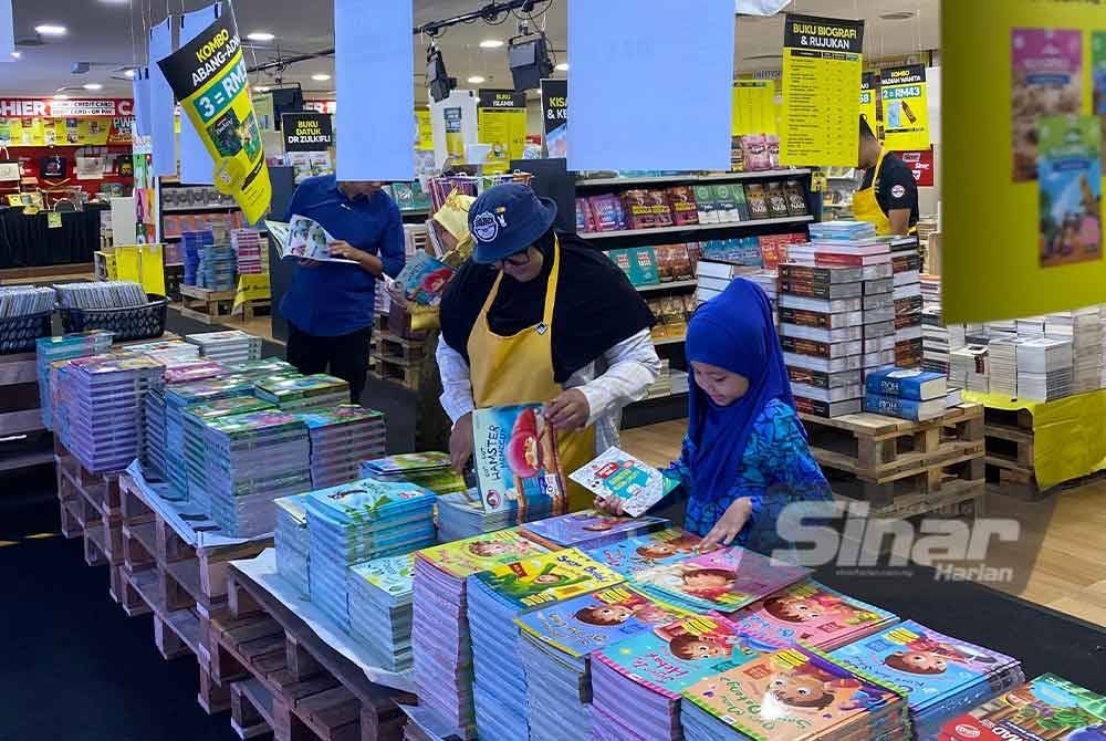 Ruangan buku cerita dan dongeng rakyat juga disediakan khusus buat penggemar.