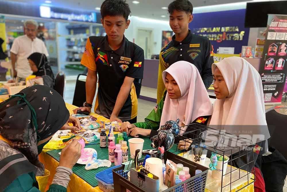 Pelajar tidak melepaskan peluang berkunjung ke reruai yang dibuka sepanjang jualan berlangsung.