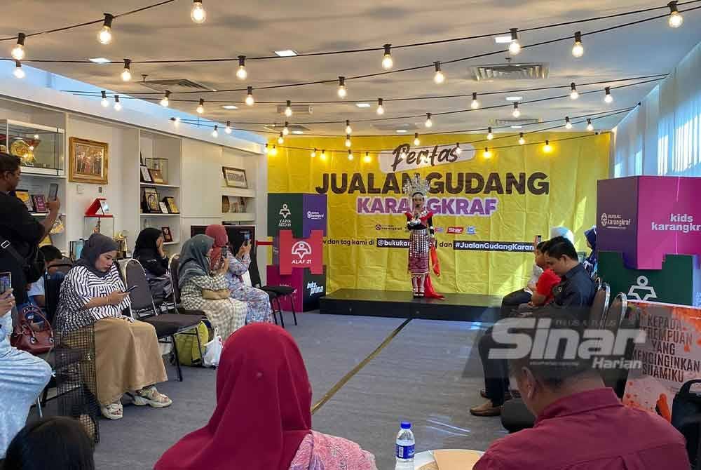 Pertandingan Pakaian Beragam Cerita Rakyat sempena Jualan Gudang Karangkraf 2024 di Kompleks Kumpulan Karangkraf, Shah Alam pada Rabu.